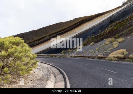 Verschiedene Schichten vulkanischer Asche in La Tarta, Teide Nationalpark, Teneriffa, Spanien Stockfoto