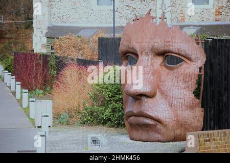 Kunst und Kultur in Großbritannien - 'Bulkhead' Skulptur von Rick Kirby neben dem neuen Marlowe Theater, Canterbury, Kent, Großbritannien. Stockfoto