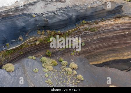 Nahaufnahme verschiedener Schichten vulkanischer Asche in La Tarta, Teide Nationalpark, Teneriffa, Spanien Stockfoto