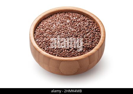 Braune Leinsamen, Leinsamen oder Leinsamen in Holzschüssel isoliert auf weißem Hintergrund Stockfoto
