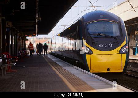 Bahnhof Warrington Bank Quay Avanti Westküste Britische Bahnklasse 390 Pendolino von London nach Edinburgh Stockfoto