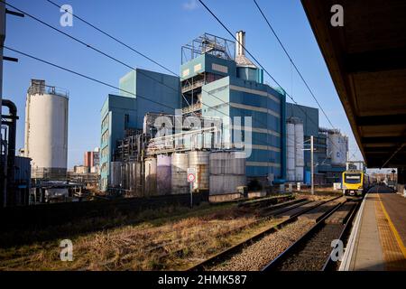 Warrington Unilever Waschpulver-Fabrik von der Bank Quay Station Stockfoto