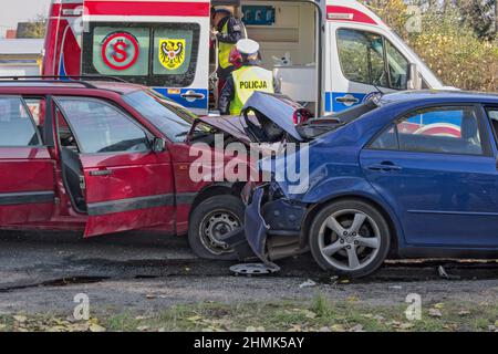 Heckaufprallstelle von zwei Pkw und einem Lkw. Rettungsdienste sind vor Ort im Gange. Stockfoto