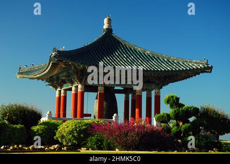 Die Friedensglocke von San Pedro, ein Geschenk des Volkes an Südkorea, ist in einem Pagodenförmigen Gebäude in der Nähe von Los Angeles untergebracht Stockfoto