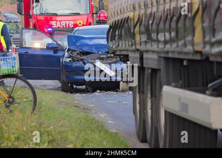 Heckaufprallstelle von zwei Pkw und einem Lkw. Rettungsdienste sind vor Ort im Gange. Stockfoto