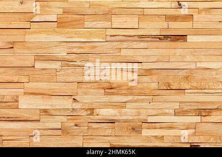Schönes horizontales Mosaik aus gespaltenen Holzplanken der Längsstruktur, Nahaufnahme. Stockfoto