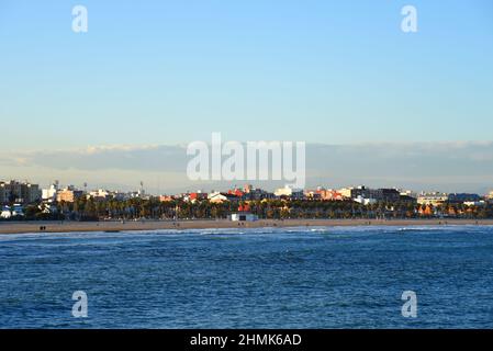 Blick auf Küste und Strand von La Marina de Valencia auf das Meer bis zum Strand Las Arenas, Playa de las Arenas, Platja del Cabanyal und Playa de la Ma Stockfoto