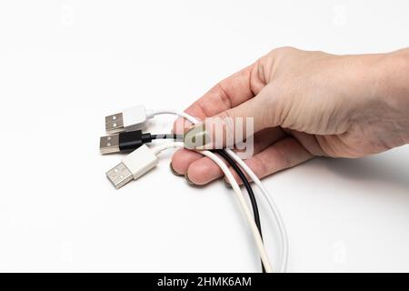 Weibliche Hand mit einer Reihe von usb-Kabeln. Hochwertige Fotos Stockfoto