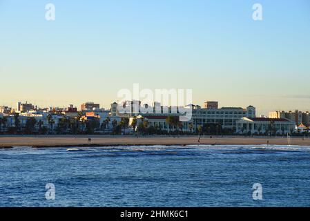 Blick auf Küste und Strand von La Marina de Valencia auf das Meer bis zum Strand Las Arenas, Playa de las Arenas, Platja del Cabanyal und Playa de la Ma Stockfoto