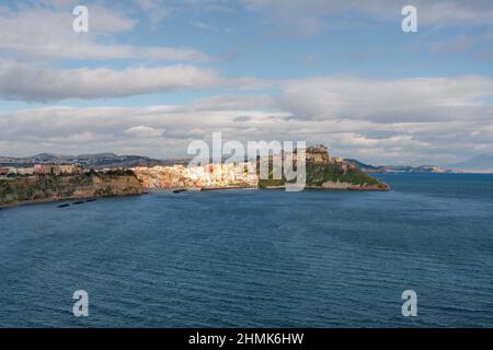 Procida - Neapel, Italien, 24. Januar 2022: Die malerische Insel Procida wird von der Sonne geküsst, im Hintergrund die Bucht von Neapel. Hochwertige Fotos Stockfoto