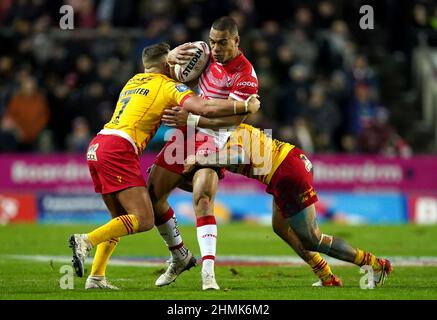 St Helens' will Hopoate (Mitte) wird von Josh Drinkwater (links) und Michael McIlorum aus Katalonien während des Betfred Super League-Spiels im total Wicked Stadium, St. Helens, angegangen. Bilddatum: Donnerstag, 10. Februar 2022. Stockfoto