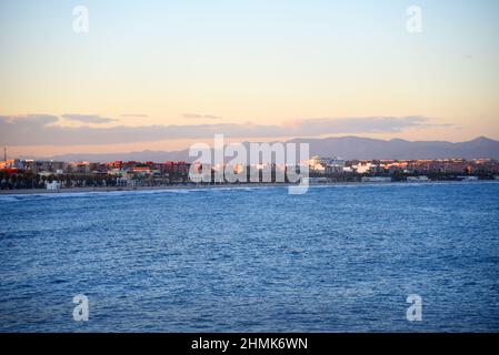 Blick auf Küste und Strand von La Marina de Valencia auf das Meer bis zum Strand Las Arenas, Playa de las Arenas, Platja del Cabanyal und Playa de la Ma Stockfoto