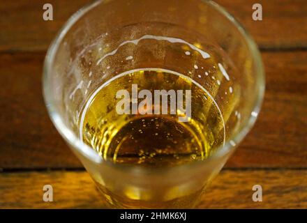 Bierglas auf dem Tisch Stockfoto