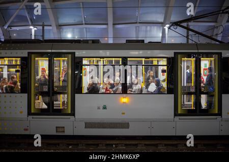 Passagiere, die mit der Straßenbahn Manchester Metrolink reisen Stockfoto