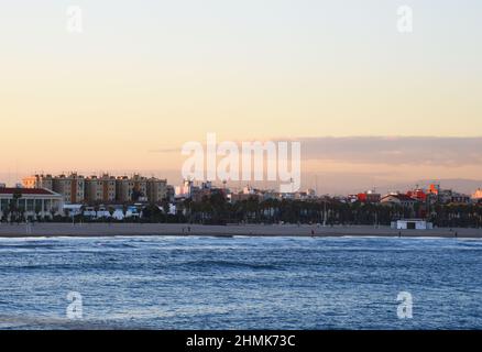 Blick auf Küste und Strand von La Marina de Valencia auf das Meer bis zum Strand Las Arenas, Playa de las Arenas, Platja del Cabanyal und Playa de la Ma Stockfoto