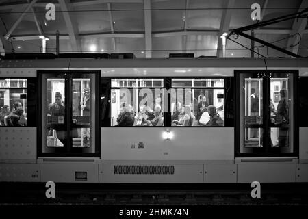 Passagiere, die mit der Straßenbahn Manchester Metrolink reisen Stockfoto