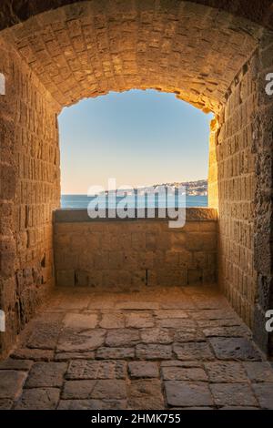 Neapel, Italien 25. Januar 2022: Blick von Castel dell'Ovo auf das einzigartige Posillipo-Viertel. Stockfoto