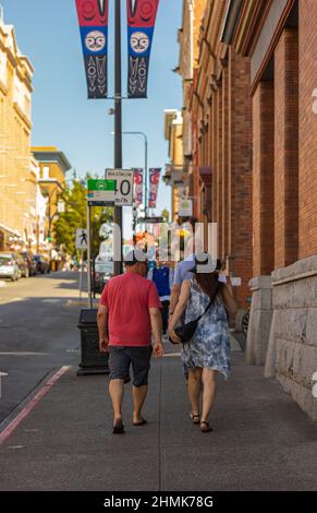 Pendler in der Stadt. Verschwommenes Bild von Menschen, die auf der Straße gehen. Stockfoto