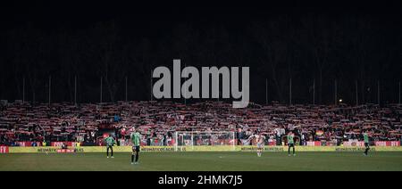 9th. februar 2022; Estadio de Vallecas, Madrid, Spanien; Männer-Copa del Rey, Rayo Vallecano gegen Real Betis Balompie; Bukaneros Rayo-Fans mit ihren Schals 900/Cordon Pressequelle: CORDON PRESS/Alamy Live News Stockfoto