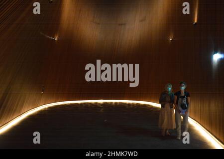 Zwei Frauen mit Gesichtsmasken im finnischen Pavillon auf der Expo 2020 Dubai in den Vereinigten Arabischen Emiraten - 1. Februar 2022. Stockfoto