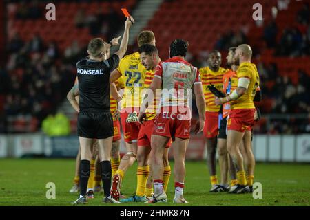 St. Helens, England - 10. Februar 2022 - Schiedsrichter Liam Moore zeigt Dylan Napa der katalanischen Drachen während der Rugby League Betfred Super League Runde 1 die rote Karte St. Helens vs Catalan Dragons im Totally Wicked Stadium, St. Helens, UK Dean Williams Stockfoto