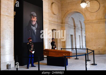 Vor dem Sarg kommunizierten Menschen mit sich selbst, wo eine Hommage an den französischen Schauspieler Jean Paul Belmondo, der im Alter von 88 Jahren am September starb, gezollt wurde Stockfoto