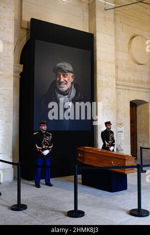 Vor dem Sarg kommunizierten Menschen mit sich selbst, wo eine Hommage an den französischen Schauspieler Jean Paul Belmondo, der im Alter von 88 Jahren am September starb, gezollt wurde Stockfoto