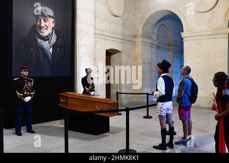 Vor dem Sarg kommunizierten Menschen mit sich selbst, wo eine Hommage an den französischen Schauspieler Jean Paul Belmondo, der im Alter von 88 Jahren am September starb, gezollt wurde Stockfoto