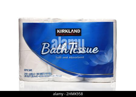 IRVINE, KALIFORNIEN - 10. FEBRUAR 2022: Ein Paket aus Kirkland Signature Bath Tissue, einem Costco Wholesale Private Label-Produkt. Stockfoto