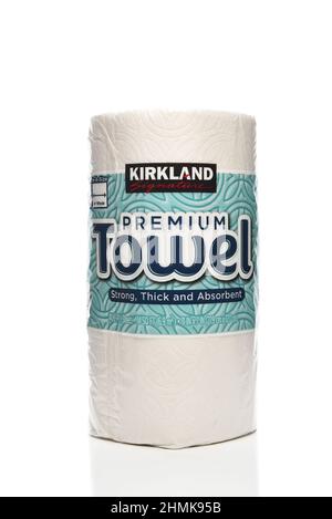 IRVINE, KALIFORNIEN - 10. FEB 2022: Eine Rolle Kirkland Signature Premium Papierhandtücher, ein Costco Großhandel Private Label Produkt. Stockfoto