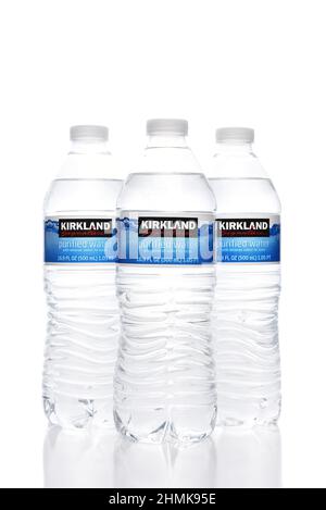 IRVINE, KALIFORNIEN - 10. FEBRUAR 2022: Drei Flaschen Kirkland Signature Purified Water, ein Costco Großhandel Private Label-Produkt. Stockfoto