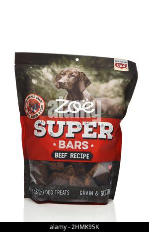 IRVINE, KALIFORNIEN - 10 FEB 2022: Eine Tüte Zoe Super Bars Beef Recipe Dog Treats. Stockfoto