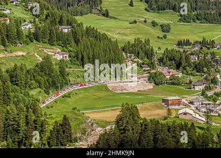 Glacier Express im Dorf Berguen im Sommer, Engadin, Schweiz Stockfoto