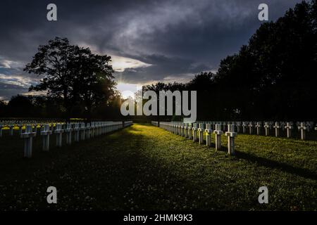 Die Ruhestätte von fast 8000 Soldaten auf dem französischen Nationalfriedhof (La Nécropole nationale), Jonchery-Sur-Suippe, Champagne, Frankreich. Stockfoto