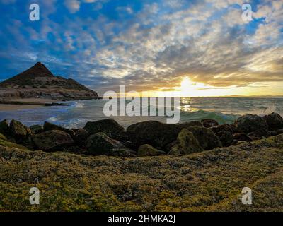 Sonnenuntergang mit Wolken am Strand von Kino Bay in alten Steinpier in Sonora Mexiko.Landschaft, Meerwasser und Strand, Golf von Kalifornien, Sea of Cortez oder Mar Bermejo, die zwischen der Halbinsel Baja California liegt. Touristenziel. Land, festes Land am Horizont. (Foto: Luis Gutierrez / NortePhoto.com) Atardecer con nubes en la playa de bahia de Kino en viejo muelle de piedra en Sonora Mexico.paisaje, agua de mar y playa, Golfo de California, Mar de Cortés o Mar Bermejo, que se encuentra entre la Península de Baja California. destino TURÍSTICO. tierra, tierra firme en el horizonte. (Foto: Stockfoto