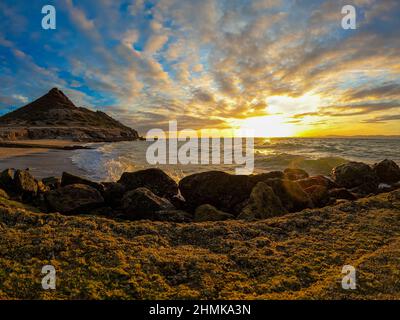 Sonnenuntergang mit Wolken am Strand von Kino Bay in alten Steinpier in Sonora Mexiko.Landschaft, Meerwasser und Strand, Golf von Kalifornien, Sea of Cortez oder Mar Bermejo, die zwischen der Halbinsel Baja California liegt. Touristenziel. Land, festes Land am Horizont. (Foto: Luis Gutierrez / NortePhoto.com) Atardecer con nubes en la playa de bahia de Kino en viejo muelle de piedra en Sonora Mexico.paisaje, agua de mar y playa, Golfo de California, Mar de Cortés o Mar Bermejo, que se encuentra entre la Península de Baja California. destino TURÍSTICO. tierra, tierra firme en el horizonte. (Foto: Stockfoto