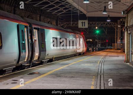 Virgin Züge Alstom Pendolino Zug am Bahnsteig 11 Crewe Bahnhof an der Westküste Hauptlinie mit grünen klaren Bahnsignal bereit zu verlassen Stockfoto