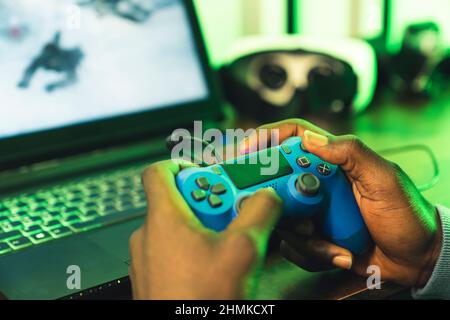 Hände mit blauem Joystick für das Gamepad – Nahaufnahme. Hochwertige Fotos Stockfoto