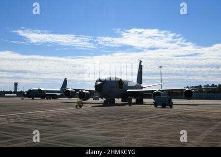 Zwei KC-135 Stratotanker vom 97th Air Mobility Wing sind am 5. Februar 2022 auf dem Luftwaffenstützpunkt Eglin, Florida, geparkt. Während der AGILEN JESTER-Mission betankten mehrere KC-135 Stratotanker der Altus AFB F-35 Lightning IIS, C-17 Globemaster IIIs und AC-130U Spookies, sowohl tagsüber als auch nachts. (USA Luftwaffe Foto von Airman 1st Klasse Trenton Jancze) Stockfoto