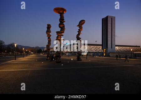 Blick auf die Piazza D'Armi: Tony Craggs Kunstwerk (vorne) und den Olympischen Palast (hinten), der den Eurovision Song Contest 2022 ausrichten wird. Stockfoto