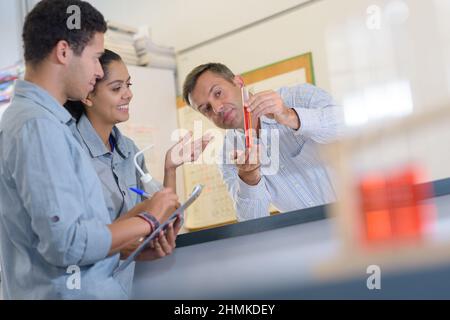Männliche medizinische oder wissenschaftliche Schüler mit dem Lehrer Stockfoto