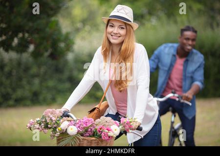 Junges Paar genießt Fahrrad in der Natur Stockfoto