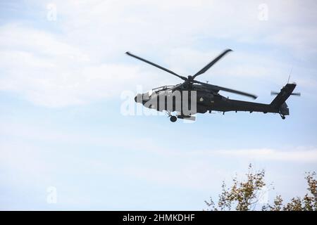 Das Angriffsbataillon 1-10 veranstaltet einen Familientag für die Familien ihres Soldaten und zeigt gleichzeitig ihre Macht. AH-64D-Besatzungen schossen 30mm und Hydra 70 Raketen. (USA Armeefoto von Sgt. Michael Wilson) Stockfoto