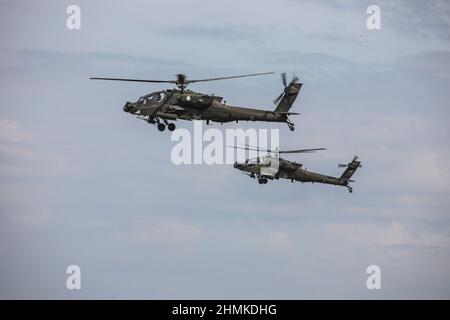 Das Angriffsbataillon 1-10 veranstaltet einen Familientag für die Familien ihres Soldaten und zeigt gleichzeitig ihre Macht. AH-64D-Besatzungen schossen 30mm und Hydra 70 Raketen. (USA Armeefoto von Sgt. Michael Wilson) Stockfoto