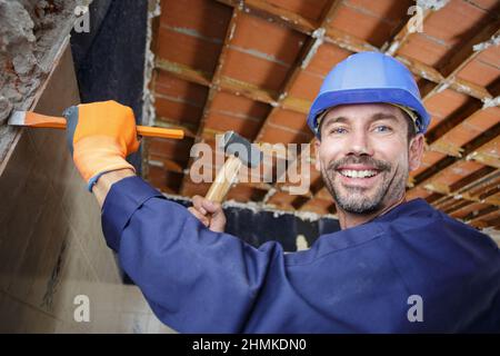 Mann mit Hammer und Meißel Stockfoto