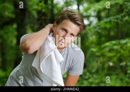 Müde Mann erfrischend nach Übungen Stockfoto