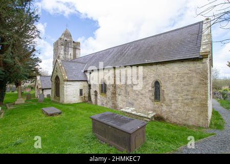 Veranda und Eingang zur St. Mechell's Church, einer mittelalterlichen Kirche im Dorf Llanfechell, Anglesey, Wales Stockfoto