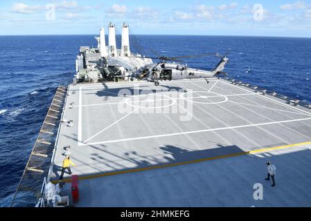 PHILIPPINISCHES MEER (Feb 7, 2022) – Crew-Mitglieder der US Air Force 33rd Rescue Squadron in Kadena, Japan, führen an Bord von USNS Dahl (T-AKR 312) in der philippinischen See, 7. Februar 2022, im Rahmen der Übung Cope North 22, eine Qualifikation zur Landung auf Deck durch. CN22 ist eine humanitäre Hilfe und Katastrophenhilfe, die australische, japanische und US-Streitkräfte umfasst. Als Teil des Squadron 3 von Maritime Prepositioning Ships platziert Dahl strategisch containerisierte und palettierte Fracht in der gesamten Indo-Pazifik-Region für alle US-Streitkräfte, einschließlich der Luftwaffe. (Foto von Second Mate Garrett Flottman Stockfoto