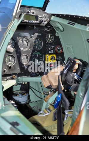 Frontcockpit des Supermarine Spitfire TR.9 PV202 (G-CCCA) Kampfflugzeugs aus dem zweiten Weltkrieg. Umgebauter Spitfire für die Beförderung von Passagieren Stockfoto