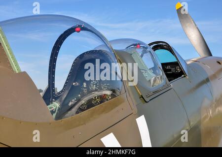 Zweisitzige Supermarine Spitfire TR.9 PV202 (G-CCCA) Kampfflugzeug aus dem Zweiten Weltkrieg. Umgebauter Spitfire für die Beförderung von Passagieren. Cockpits Stockfoto